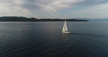 Aero yat açık denizde çekim. Ağır çekim. 50fps