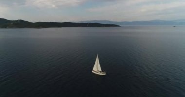 Aero yat açık denizde çekim. Ağır çekim. 50fps