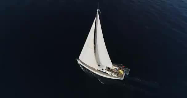 Luftaufnahmen von Yachten im offenen Meer. Zeitlupe. 50fps — Stockvideo