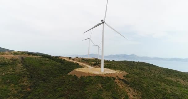 Widok z lotu ptaka. Piękne turbiny wiatrowe, turbiny wiatrowe. Strzał z lotu ptaka. rozdzielczość 4K 50 kl./s — Wideo stockowe