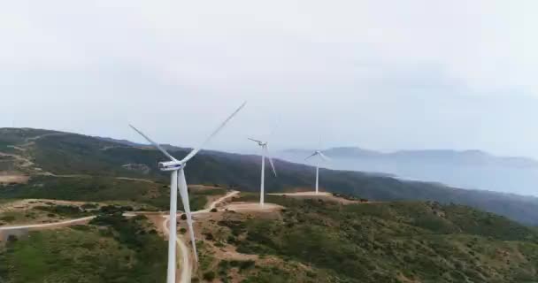 Letecký pohled. Překrásné větrná turbíny, větrná energetická turbína. Vzdušný výstřel. 4k 50fps — Stock video