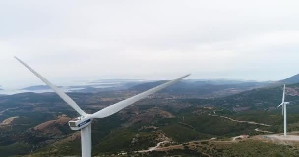 Widok z lotu ptaka. Piękne turbiny wiatrowe, turbiny wiatrowe. Strzał z lotu ptaka. rozdzielczość 4K 50 kl./s — Wideo stockowe