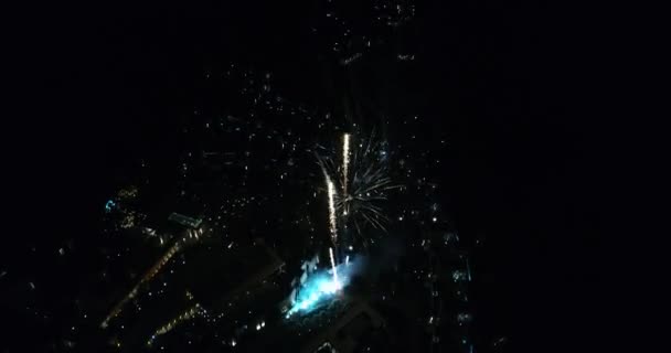 Aplikace Fireworks salutovat noční hukot vzduchu letu 4k barevné osvětlení — Stock video