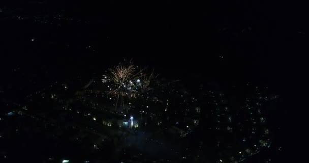 Феєрверки вітають нічний безпілотник повітряним польотом 4k кольорове освітлення — стокове відео