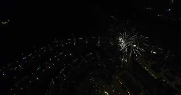 Focuri de artificii salută zborul aerian cu drone de noapte iluminare colorată 4k — Videoclip de stoc