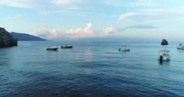 Güzel sakin deniz akşam gökyüzünde 4k ile sahil anteni, Sicilya 50fps