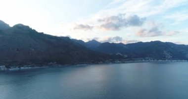 Güzel sakin deniz akşam gökyüzünde 4k ile sahil anteni, Sicilya 50fps