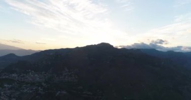 Güzel sakin deniz akşam gökyüzünde 4k ile sahil anteni, Sicilya 50fps
