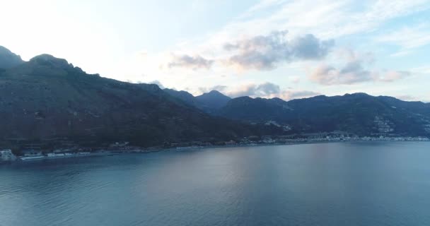 Antenne, Sicilië kust met mooie kalme zee in de avondlucht 4k 50fps — Stockvideo