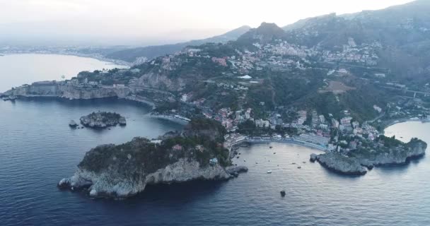 Aérea, costa de Sicilia con hermoso mar tranquilo en el cielo de la noche 4K 50fps — Vídeo de stock