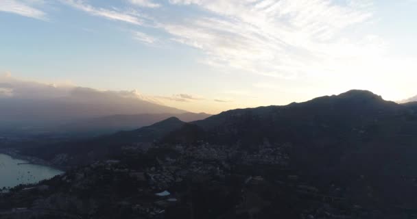 Antena, Sycylia wybrzeża z pięknym widokiem na spokojny w wieczorne niebo 4k 50fps — Wideo stockowe