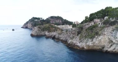 Hava kuş uçan uçurum büyük kıyı şeridi manzara ve Akdeniz manzara şaşırtıcı görüntülemek ve ile bay tekneler yat döşeme çapa güzel mavi okyanus yaz tatil tropikal arka planı için