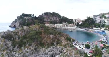 Hava kuş uçan uçurum büyük kıyı şeridi manzara ve Akdeniz manzara şaşırtıcı görüntülemek ve ile bay tekneler yat döşeme çapa güzel mavi okyanus yaz tatil tropikal arka planı için