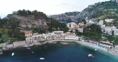 Hava kuş uçan uçurum büyük kıyı şeridi manzara ve Akdeniz manzara şaşırtıcı görüntülemek ve ile bay tekneler yat döşeme çapa güzel mavi okyanus yaz tatil tropikal arka planı için