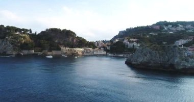 Hava kuş uçan uçurum büyük kıyı şeridi manzara ve Akdeniz manzara şaşırtıcı görüntülemek ve ile bay tekneler yat döşeme çapa güzel mavi okyanus yaz tatil tropikal arka planı için