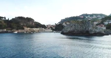 Hava kuş uçan uçurum büyük kıyı şeridi manzara ve Akdeniz manzara şaşırtıcı görüntülemek ve ile bay tekneler yat döşeme çapa güzel mavi okyanus yaz tatil tropikal arka planı için