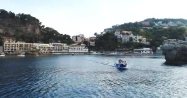 Hava kuş uçan uçurum büyük kıyı şeridi manzara ve Akdeniz manzara şaşırtıcı görüntülemek ve ile bay tekneler yat döşeme çapa güzel mavi okyanus yaz tatil tropikal arka planı için