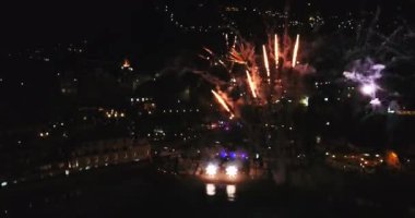 Selam İtalya 4 k gece şehir manzaralı sahil üzerinde uçan hava