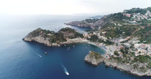 Vista aérea de aves volando más allá del acantilado, gran paisaje costero e increíble paisaje mediterráneo y bahía con barcos yates que anclan el hermoso océano azul para las vacaciones de verano, fondo tropical — Vídeo de stock