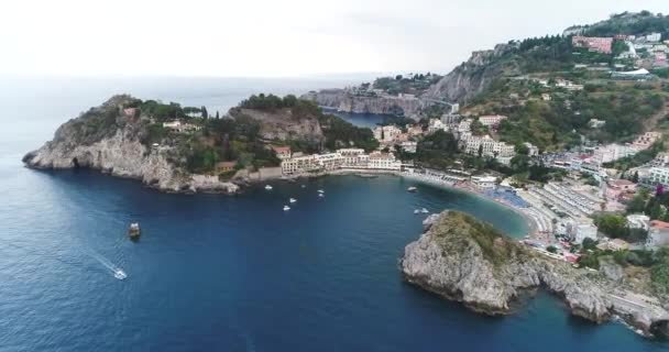 Vista aerea uccello volare passato scogliera grande paesaggio costiero e sorprendente paesaggio mediterraneo e baia con barche yacht posa per l'ancora bellissimo oceano blu per le vacanze estive sfondo tropicale — Video Stock