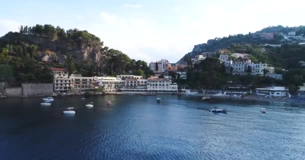 Vista aerea uccello volare passato scogliera grande paesaggio costiero e sorprendente paesaggio mediterraneo e baia con barche yacht posa per l'ancora bellissimo oceano blu per le vacanze estive sfondo tropicale — Video Stock