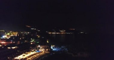 4 k Uhd yükselir gece şehir fırtına, bakan deniz kenarında üzerinde yıldırım.