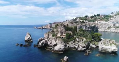 Hava panoramik Cefalu liman ve Tiren Denizi kıyıları, Sicilya, İtalya. Cefalu şehir önemli turistik bölgede biridir. Rocca di Cefalu görüntüleyin. 4k, 50 kare/sn, slowmotion