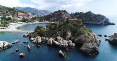 Hava panoramik Cefalu liman ve Tiren Denizi kıyıları, Sicilya, İtalya. Cefalu şehir önemli turistik bölgede biridir. Rocca di Cefalu görüntüleyin. 4k, 50 kare/sn, slowmotion