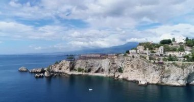Hava panoramik Cefalu liman ve Tiren Denizi kıyıları, Sicilya, İtalya. Cefalu şehir önemli turistik bölgede biridir. Rocca di Cefalu görüntüleyin. 4k, 50 kare/sn, slowmotion
