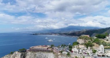 Hava panoramik Cefalu liman ve Tiren Denizi kıyıları, Sicilya, İtalya. Cefalu şehir önemli turistik bölgede biridir. Rocca di Cefalu görüntüleyin. 4k, 50 kare/sn, slowmotion