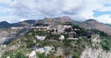 Hava panoramik Cefalu liman ve Tiren Denizi kıyıları, Sicilya, İtalya. Cefalu şehir önemli turistik bölgede biridir. Rocca di Cefalu görüntüleyin. 4k, 50 kare/sn, slowmotion