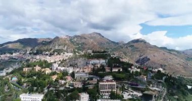 Hava panoramik Cefalu liman ve Tiren Denizi kıyıları, Sicilya, İtalya. Cefalu şehir önemli turistik bölgede biridir. Rocca di Cefalu görüntüleyin. 4k, 50 kare/sn, slowmotion
