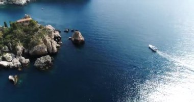 Hava panoramik Cefalu liman ve Tiren Denizi kıyıları, Sicilya, İtalya. Cefalu şehir önemli turistik bölgede biridir. Rocca di Cefalu görüntüleyin. 4k, 50 kare/sn, slowmotion
