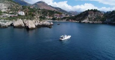 Hava panoramik Cefalu liman ve Tiren Denizi kıyıları, Sicilya, İtalya. Cefalu şehir önemli turistik bölgede biridir. Rocca di Cefalu görüntüleyin. 4k, 50 kare/sn, slowmotion