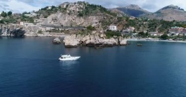 Hava panoramik Cefalu liman ve Tiren Denizi kıyıları, Sicilya, İtalya. Cefalu şehir önemli turistik bölgede biridir. Rocca di Cefalu görüntüleyin. 4k, 50 kare/sn, slowmotion