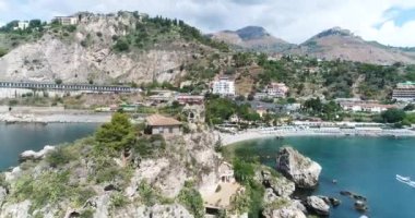 Hava panoramik Cefalu liman ve Tiren Denizi kıyıları, Sicilya, İtalya. Cefalu şehir önemli turistik bölgede biridir. Rocca di Cefalu görüntülemek.