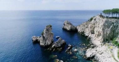 Hava panoramik Cefalu liman ve Tiren Denizi kıyıları, Sicilya, İtalya. Cefalu şehir önemli turistik bölgede biridir. Rocca di Cefalu görüntüleyin. 4k, 50 kare/sn, slowmotion