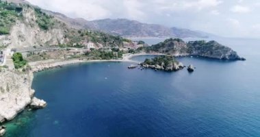 Hava panoramik Cefalu liman ve Tiren Denizi kıyıları, Sicilya, İtalya. Cefalu şehir önemli turistik bölgede biridir. Rocca di Cefalu görüntüleyin. 4k, 50 kare/sn, slowmotion