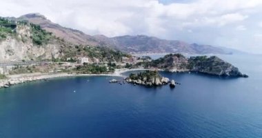 Hava panoramik Cefalu liman ve Tiren Denizi kıyıları, Sicilya, İtalya. Cefalu şehir önemli turistik bölgede biridir. Rocca di Cefalu görüntüleyin. 4k, 50 kare/sn, slowmotion