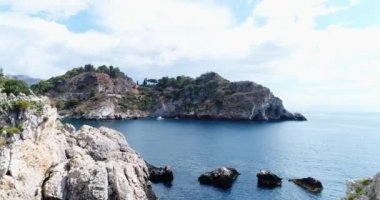 Hava panoramik Cefalu liman ve Tiren Denizi kıyıları, Sicilya, İtalya. Cefalu şehir önemli turistik bölgede biridir. Rocca di Cefalu görüntüleyin. 4k, 50 kare/sn, slowmotion