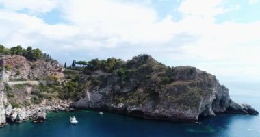 Hava panoramik Cefalu liman ve Tiren Denizi kıyıları, Sicilya, İtalya. Cefalu şehir önemli turistik bölgede biridir. Rocca di Cefalu görüntüleyin. 4k, 50 kare/sn, slowmotion