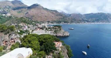 Hava panoramik Cefalu liman ve Tiren Denizi kıyıları, Sicilya, İtalya. Cefalu şehir önemli turistik bölgede biridir. Rocca di Cefalu görüntülemek.