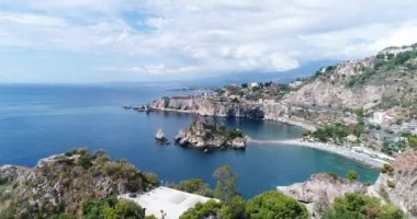 Hava panoramik Cefalu liman ve Tiren Denizi kıyıları, Sicilya, İtalya. Cefalu şehir önemli turistik bölgede biridir. Rocca di Cefalu görüntüleyin. 4k, 50 kare/sn, slowmotion