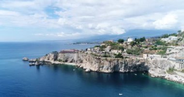 Hava panoramik Cefalu liman ve Tiren Denizi kıyıları, Sicilya, İtalya. Cefalu şehir önemli turistik bölgede biridir. Rocca di Cefalu görüntüleyin. 4k, 50 kare/sn, slowmotion