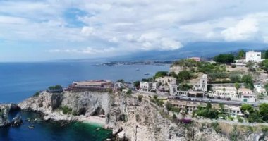 Hava panoramik Cefalu liman ve Tiren Denizi kıyıları, Sicilya, İtalya. Cefalu şehir önemli turistik bölgede biridir. Rocca di Cefalu görüntüleyin. 4k, 50 kare/sn, slowmotion
