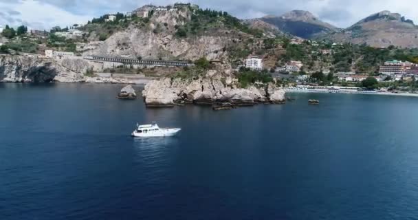 Panoramisch luchtfoto van Cefalu zeehaven en Tyrrheense Zeekust, Sicilië, Italië. Cefalu city is een van de belangrijkste toeristische attracties in de regio. Uitzicht vanaf de Rocca di Cefalu. 4k 50fps, slowmotion — Stockvideo