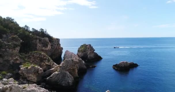 Воздушный вид на морской порт Чефалу и побережье Тирренского моря, Сицилия, Италия. Город Чефалу является одной из главных туристических достопримечательностей региона. Вид с Рокка-ди-Чефалу. 4K, 50 кадров в секунду, слоумоция — стоковое видео