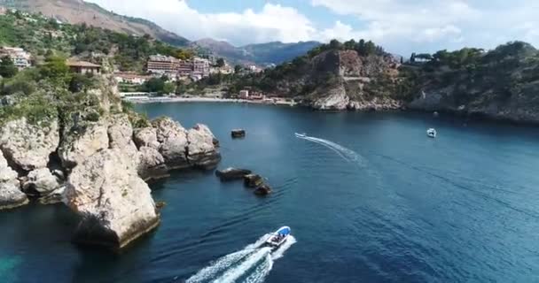 Vista aérea panorâmica do porto marítimo de Cefalu e da costa do Mar Tirreno, Sicília, Itália. A cidade de Cefalu é uma das principais atrações turísticas da região. Vista de Rocca di Cefalu. 4K, 50fps, câmera lenta — Vídeo de Stock