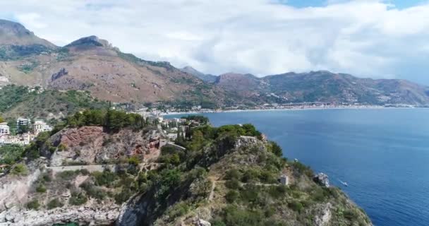 Воздушный вид на морской порт Чефалу и побережье Тирренского моря, Сицилия, Италия. Город Чефалу является одной из главных туристических достопримечательностей региона. Вид с Рокка-ди-Чефалу. 4K, 50 кадров в секунду, слоумоция — стоковое видео