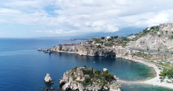 Panoramatický letecký pohled Cefalu námořní přístav a pobřeží Tyrhénského moře, Sicílie, Itálie. Město Cefalù je jedním z hlavních turistických atrakcí v regionu. Pohled z Rocca di Cefalù. 4k, 50fps, slowmotion